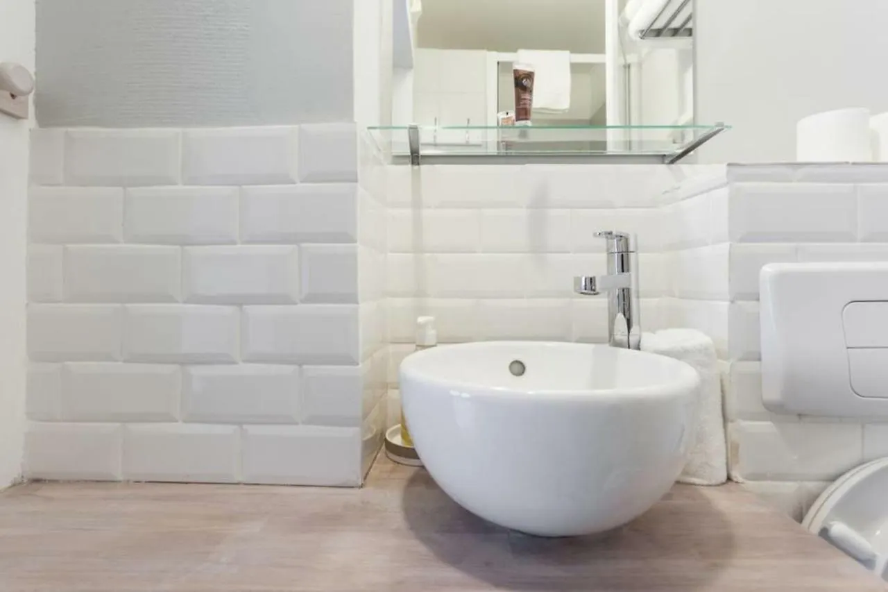 Small Is Beautiful Ideally Located Sleeps 4 Paris France