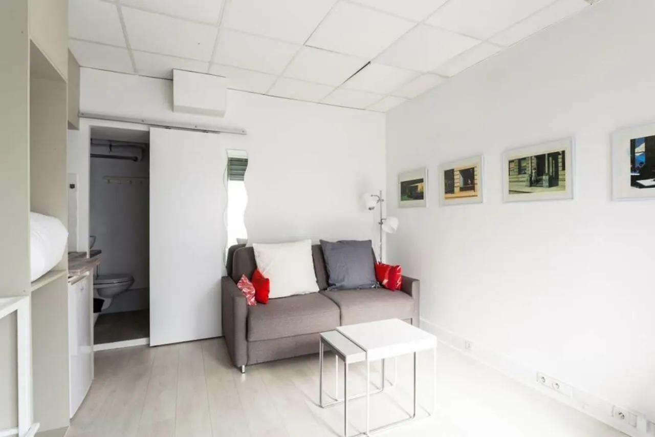 Small Is Beautiful Ideally Located Sleeps 4 Paris Apartment